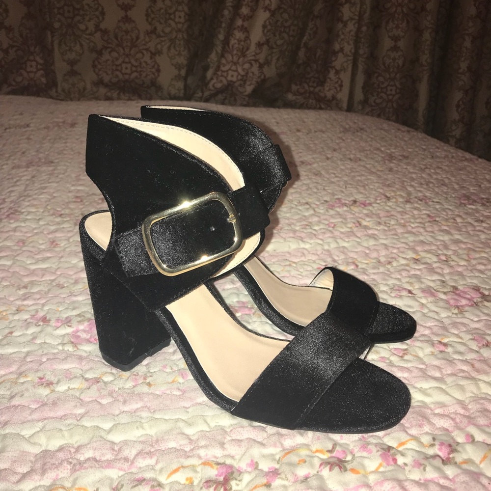 Velvet Chunky Heel w/ Buckle